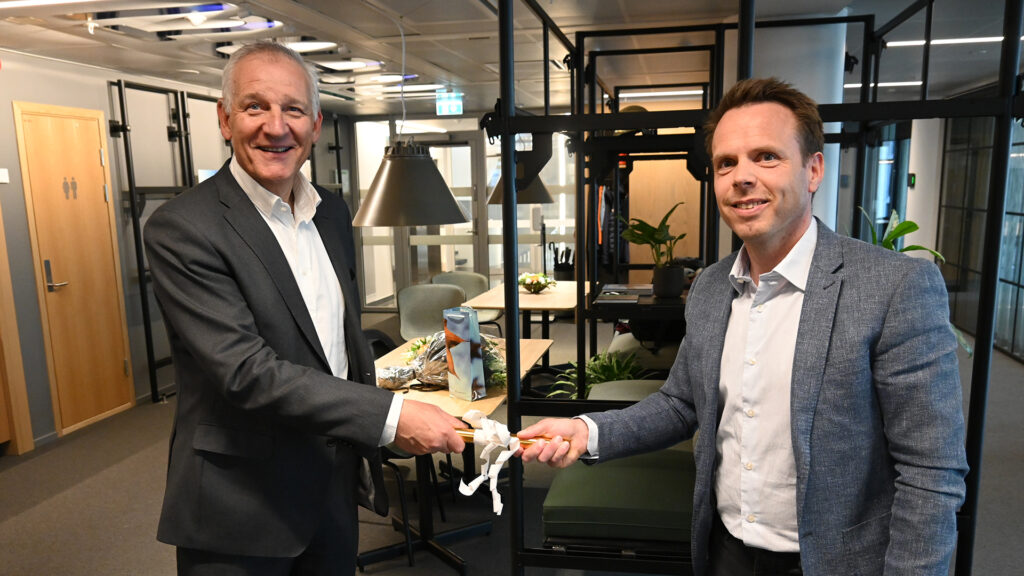 F.v. Geir Magne Aarstad, styreleder i Insenti, og Christian Molt Rise, adm. direktør i Insenti Geir Magne Aarstad, styreleder i Insenti, gir stafettpinnen videre til Christian Molt Rise, ny adm. direktør i Insenti